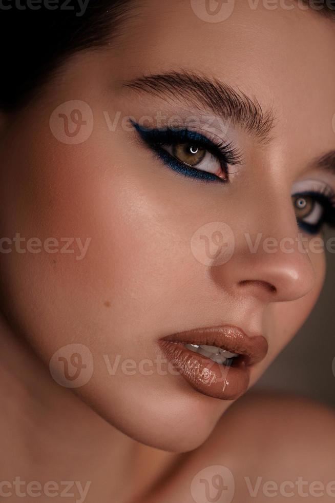 retrato da beleza com maquiagem azul profissional. retrato da moda foto