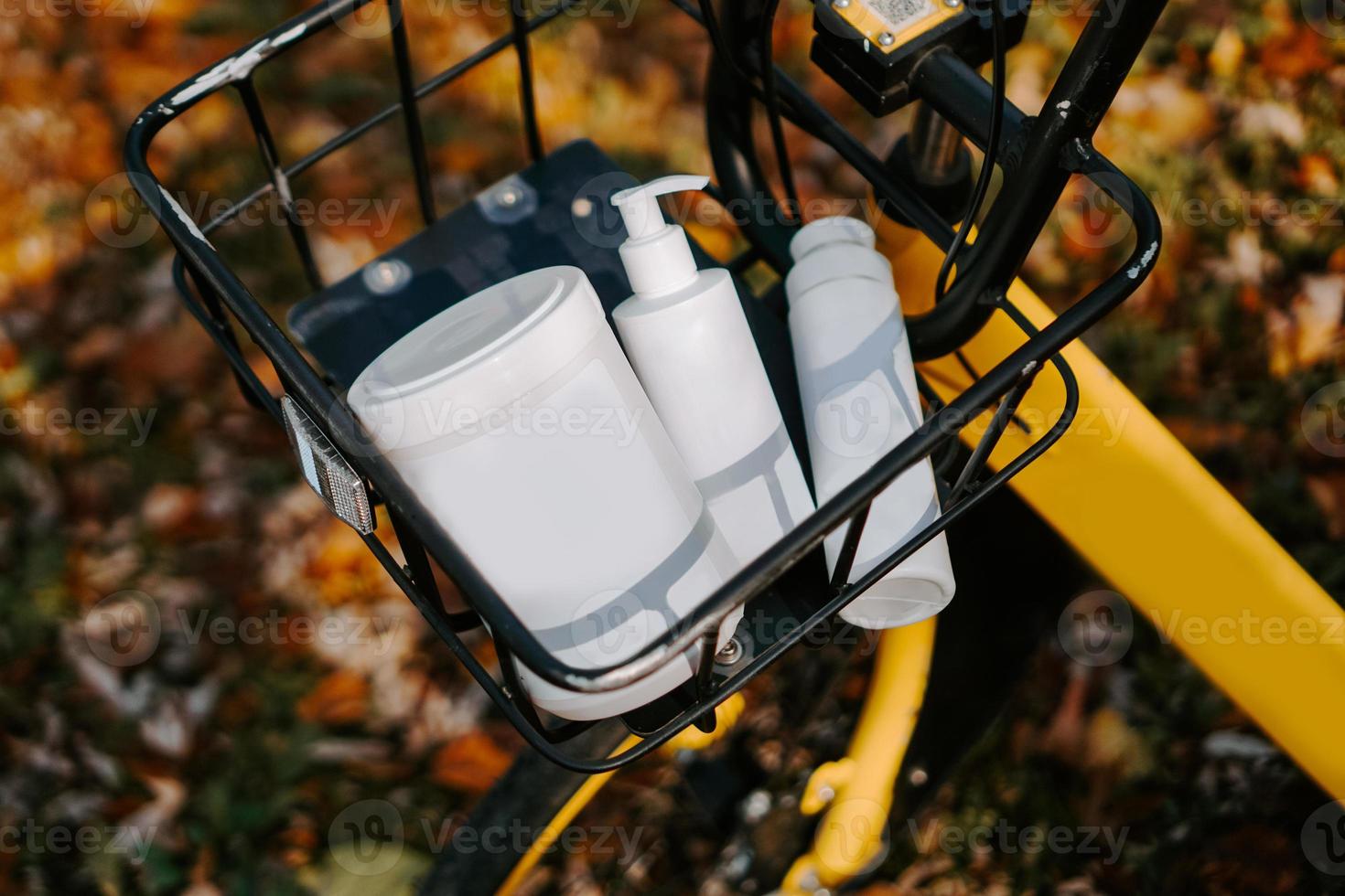 cesta de bicicleta com frascos de cosméticos. autocuidado no outono foto