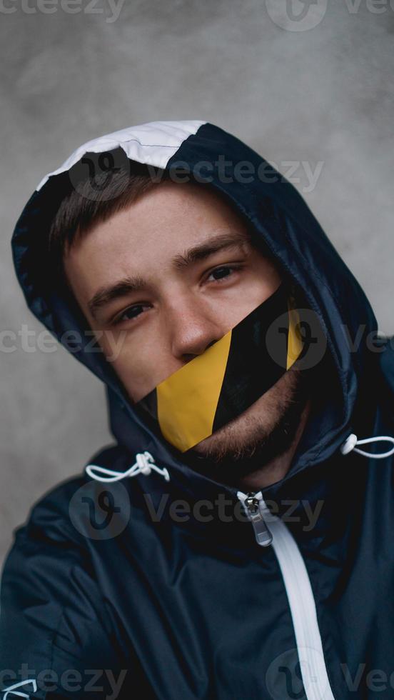 homem com fita adesiva na boca foto