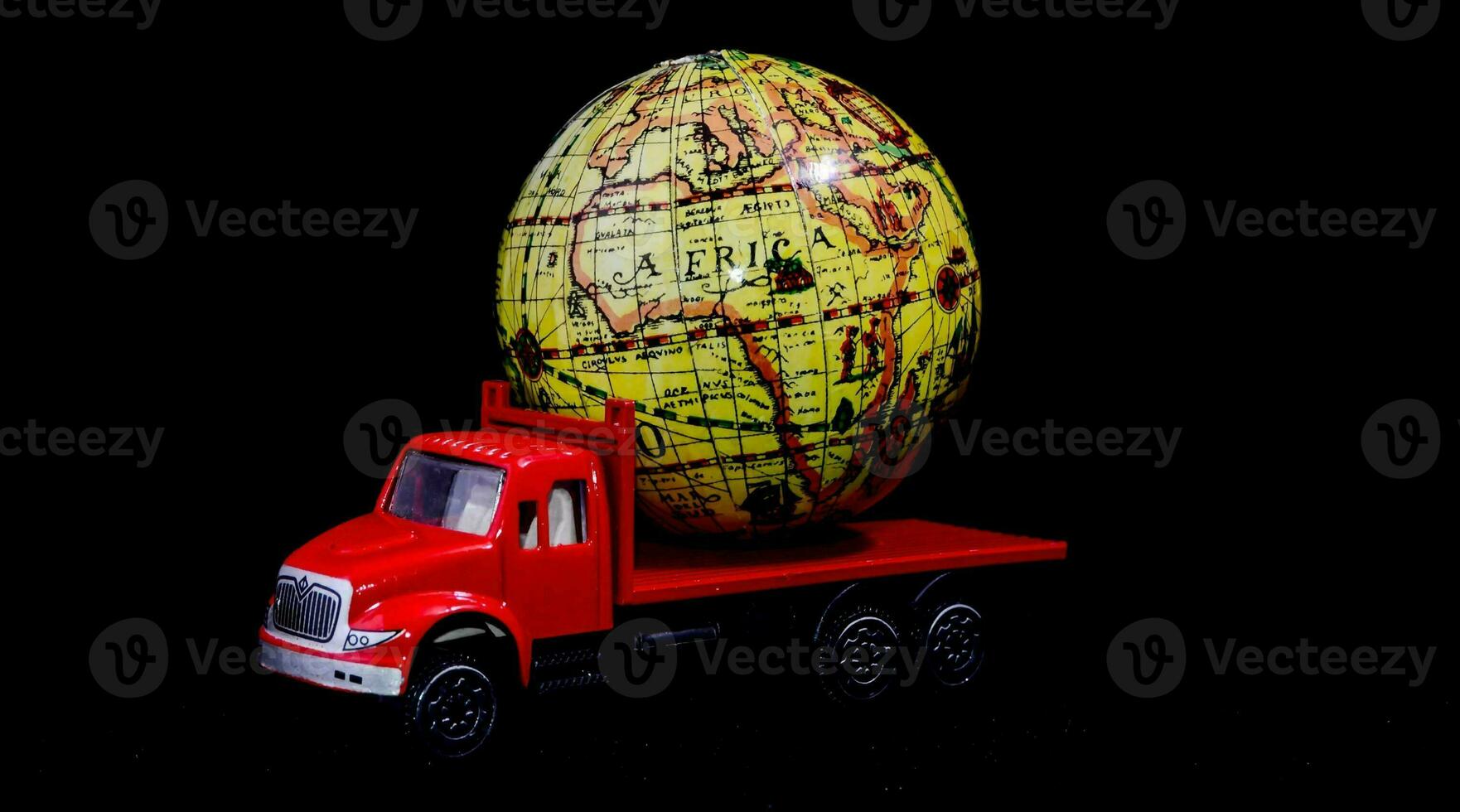 uma brinquedo caminhão com uma globo em topo do isto foto