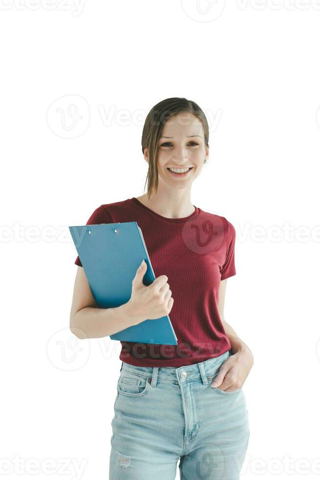 jovem mulher segurando com prancheta isolado em branco fundo. foto