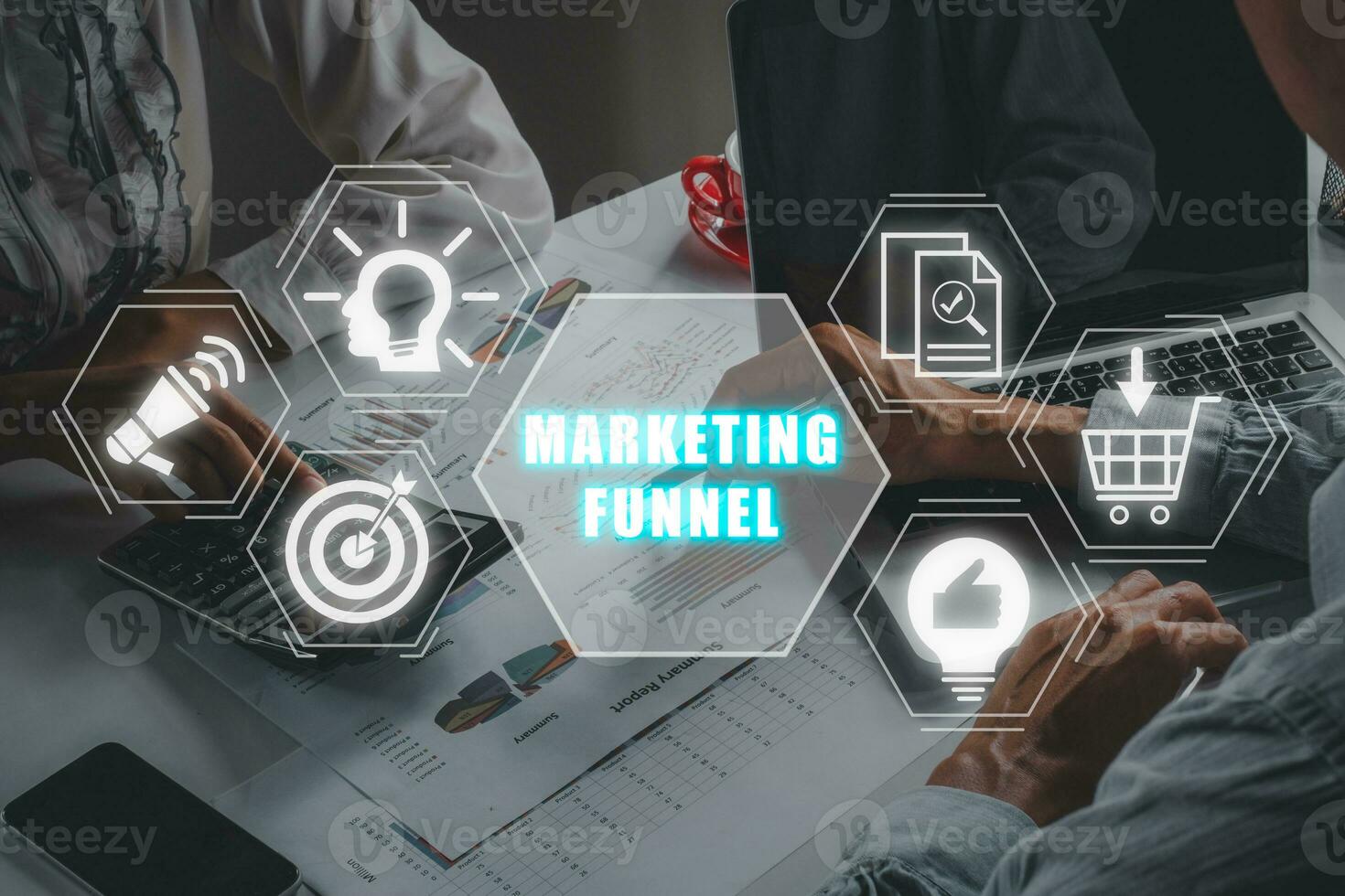 marketing funil conceito, o negócio equipe analisando renda gráficos e gráficos com marketing funil ícone em virtual tela. foto