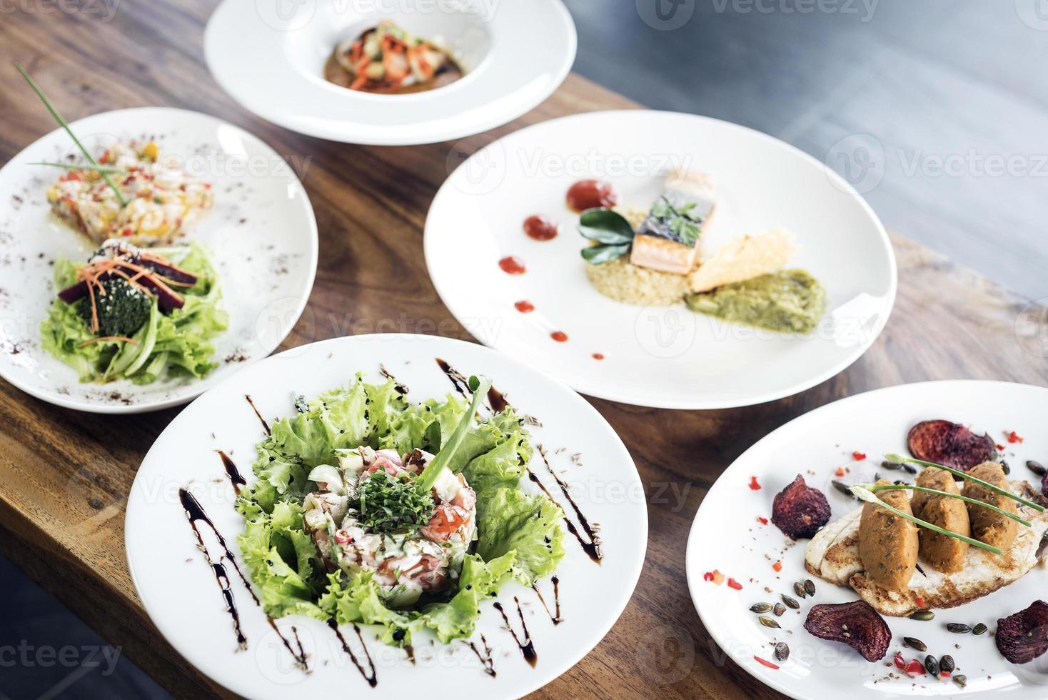 cozinha de fusão gourmet moderna mista na mesa do restaurante foto