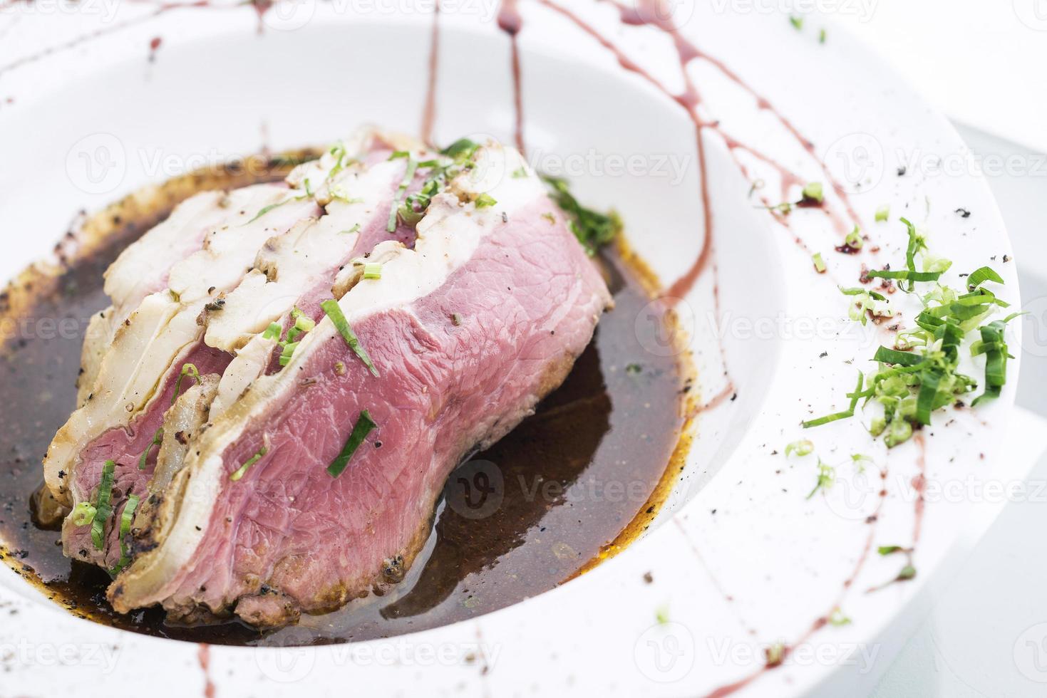 cozinha gourmet raro rosbife em tradicional refeição com molho de molho foto