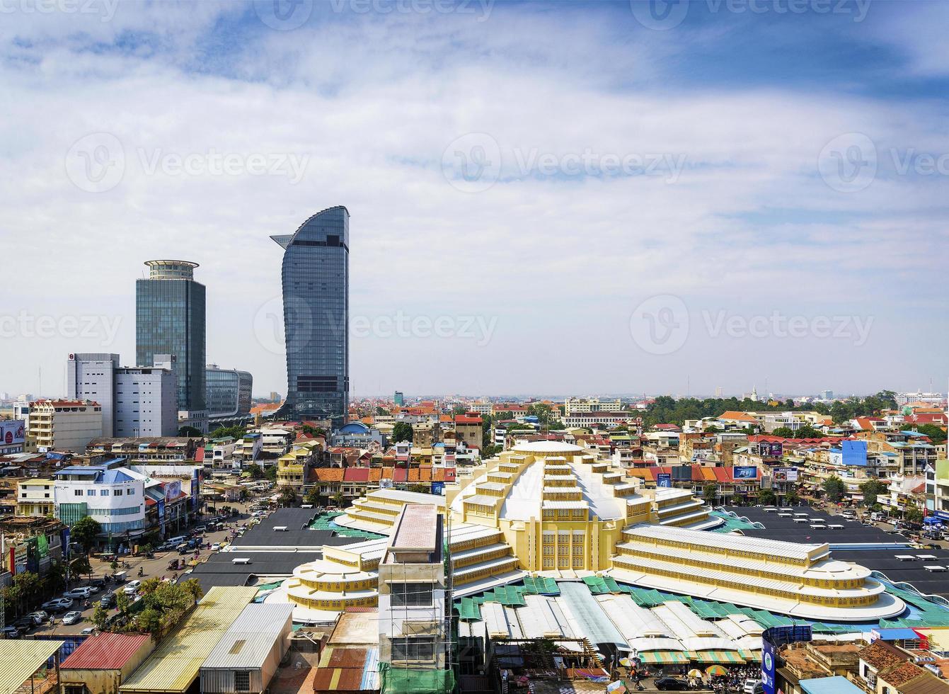 marco do mercado central e vista de arranha-céus na cidade de phnom penh, camboja foto