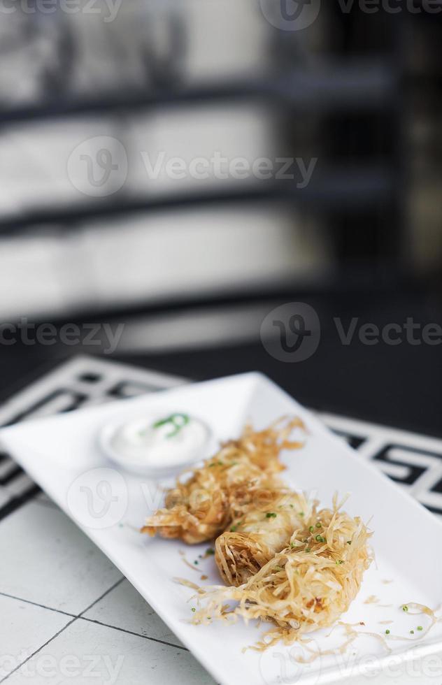 gourmet de camarão tempura lanche moderno de fusão de entrada com maionese de wasabi foto