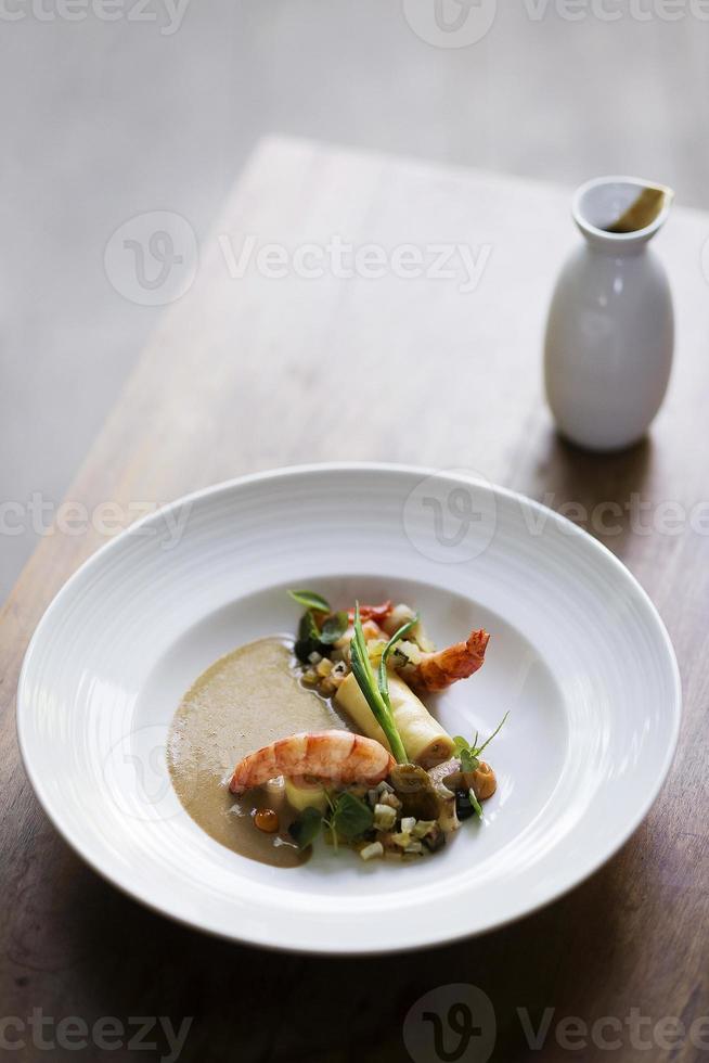 camarões gourmet com legumes assados e molho de creme de soja asiático foto