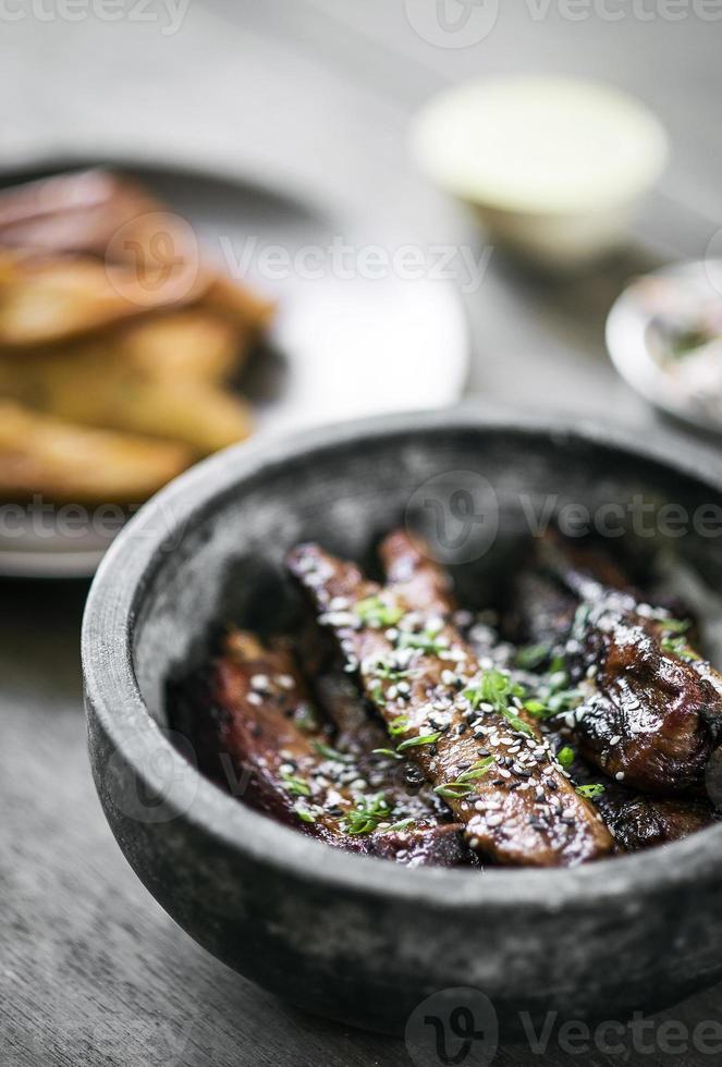 gourmet moderno estilo asiático churrasco costelinha de porco picante com molho de soja doce conjunto de refeição foto