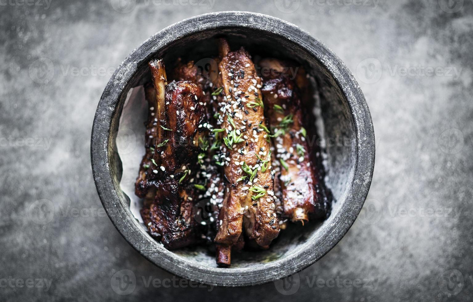 gourmet moderno estilo asiático churrasco costelinha de porco picante com molho de soja doce conjunto de refeição foto