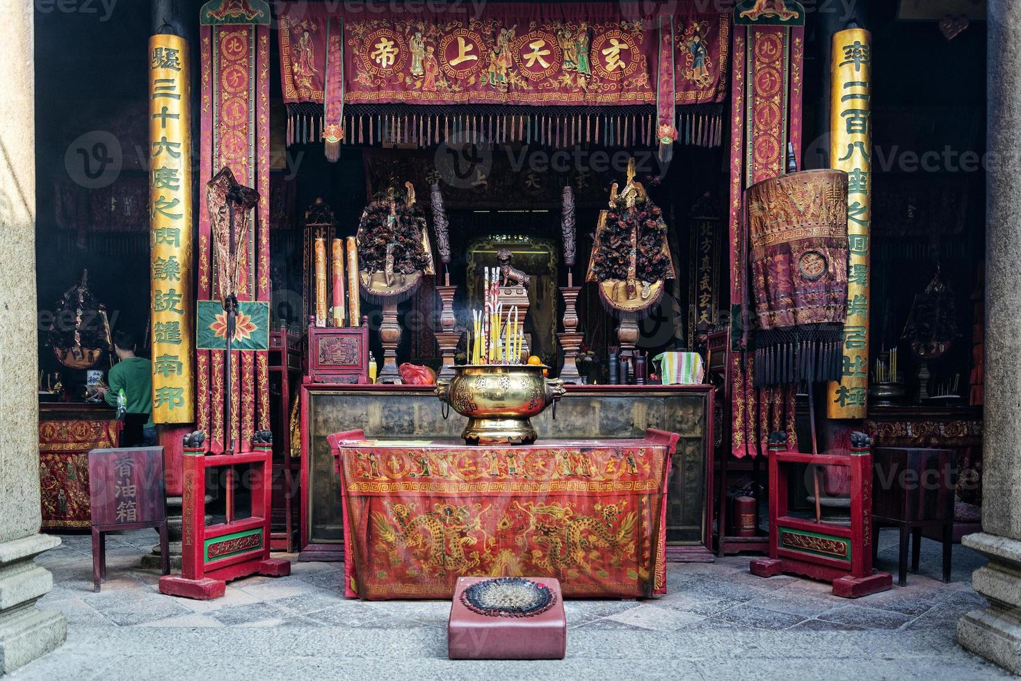 detalhe do altar do santuário dentro do famoso templo chinês a-ma na china de macau foto