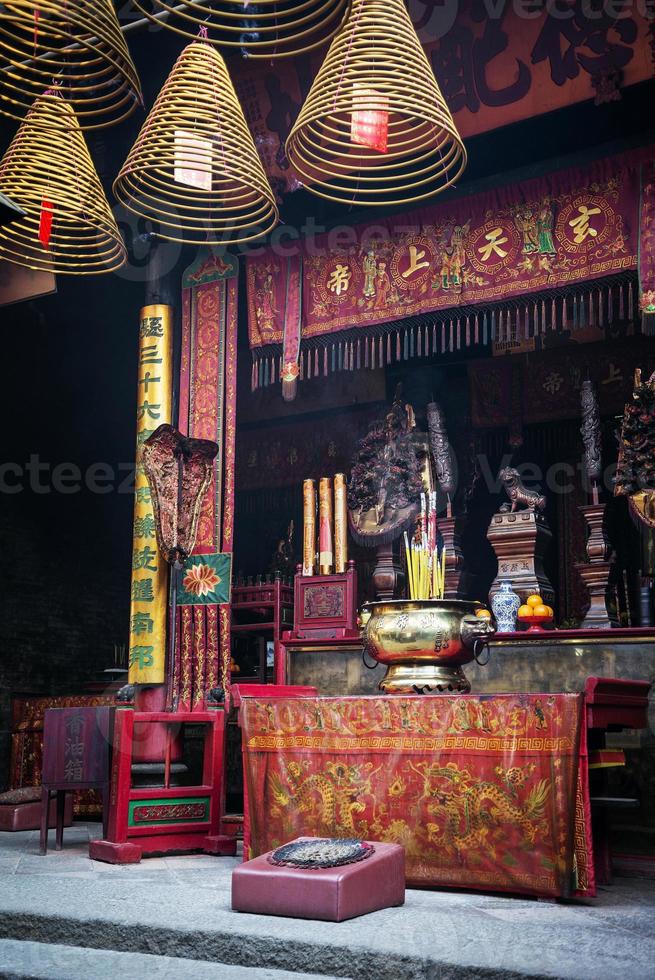 detalhe do altar do santuário dentro do famoso templo chinês a-ma na china de macau foto