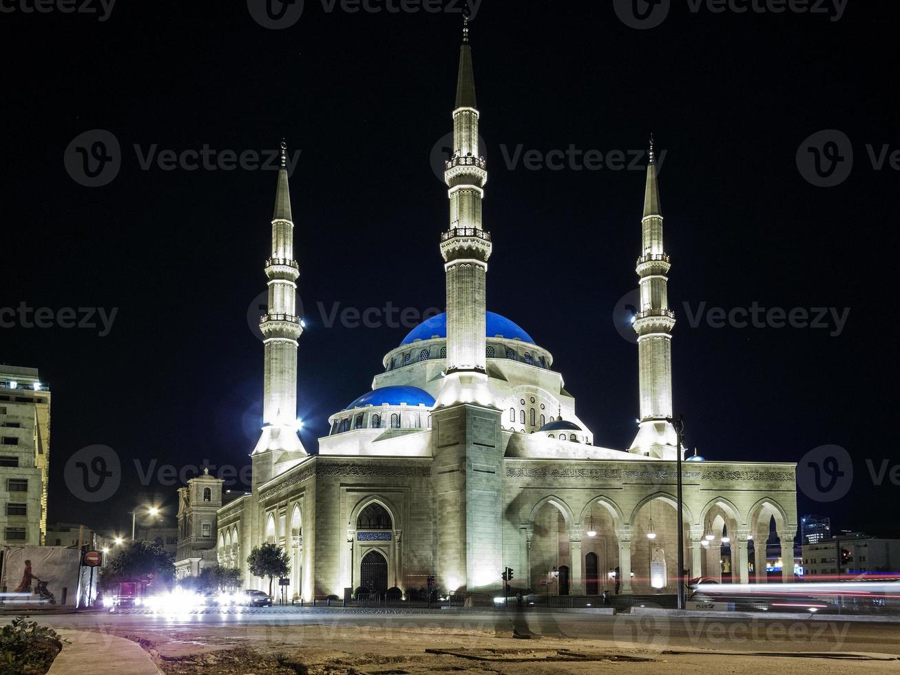 Marco da mesquita de Mohammad Al amin no centro de Beirute, Líbano, à noite foto