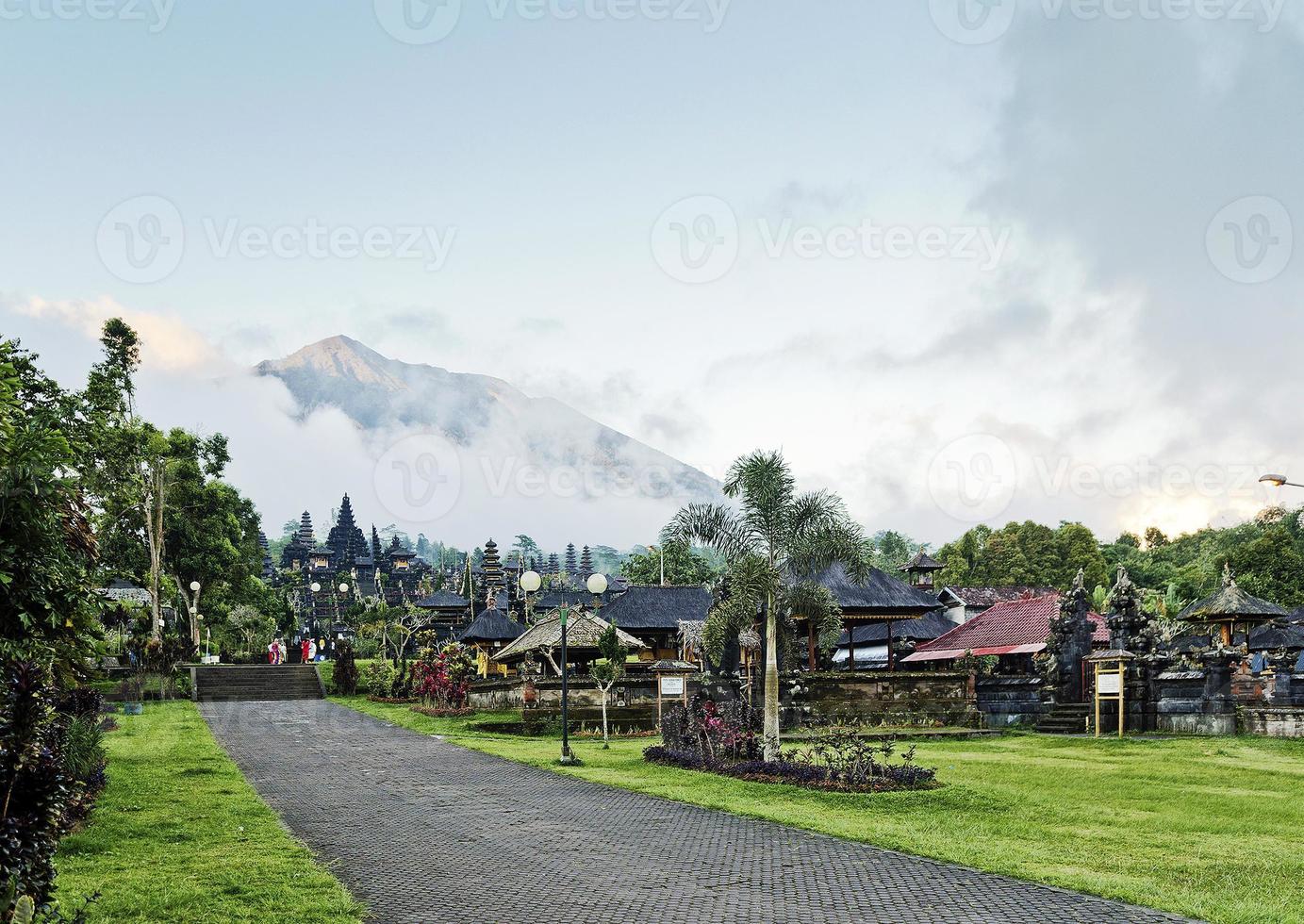 complexo do templo besakih famoso ponto turístico na Indonésia bali foto