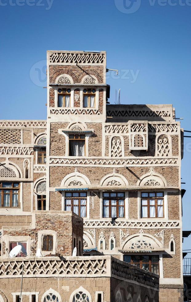 vista de edifícios históricos de arquitetura tradicional da cidade de Sanaa no Iêmen foto