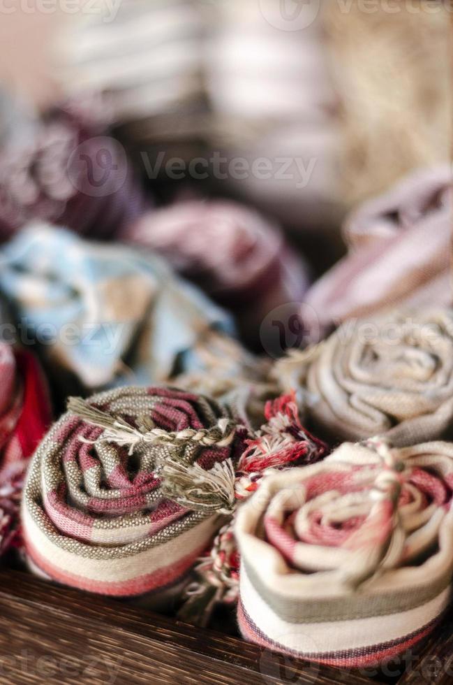 Detalhes mistos de lembranças de lenço de algodão tradicional krama em exibição na loja em Angkor Wat, no Camboja foto