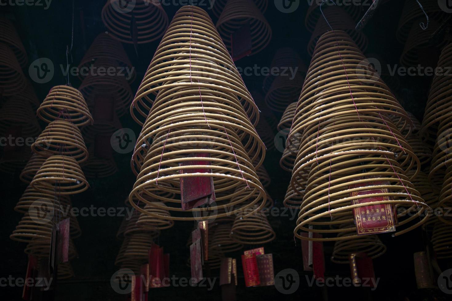 tradicional queima de incenso dentro de um templo budista chinês a-ma na china de macau foto