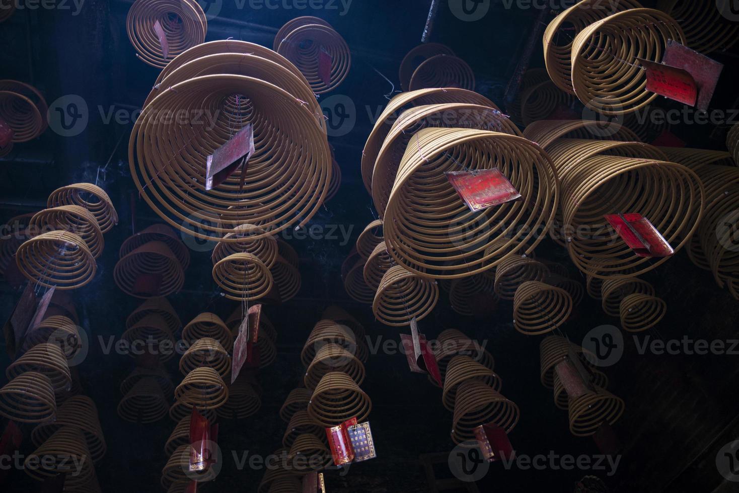 tradicional queima de incenso dentro de um templo budista chinês a-ma na china de macau foto