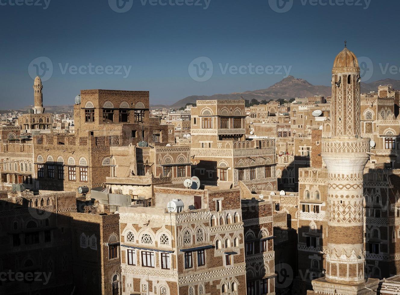 vista do horizonte da cidade de sanaa, cidade velha, arquitetura árabe tradicional, no Iêmen foto