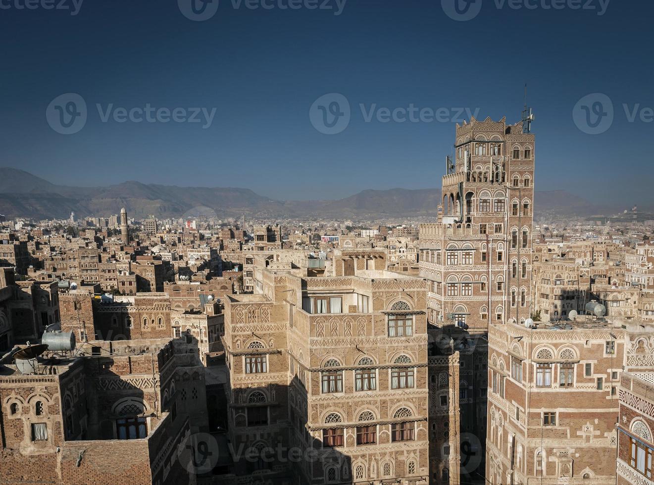 vista do horizonte da cidade de sanaa, cidade velha, arquitetura árabe tradicional, no Iêmen foto