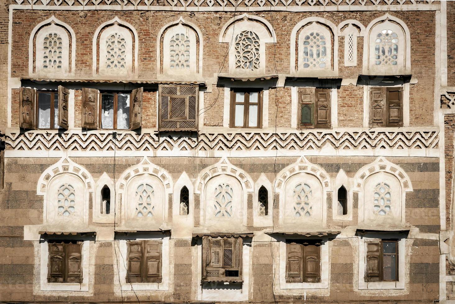 detalhes de projeto de arquitetura tradicional do Iêmen em edifícios históricos da cidade de Sanaa, no Iêmen foto