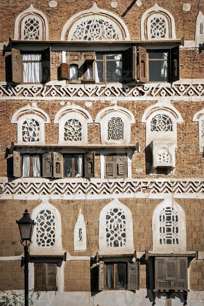 detalhes de projeto de arquitetura tradicional do Iêmen em edifícios históricos da cidade de Sanaa, no Iêmen foto