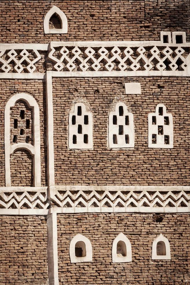 detalhes de projeto de arquitetura tradicional do Iêmen em edifícios históricos da cidade de Sanaa, no Iêmen foto