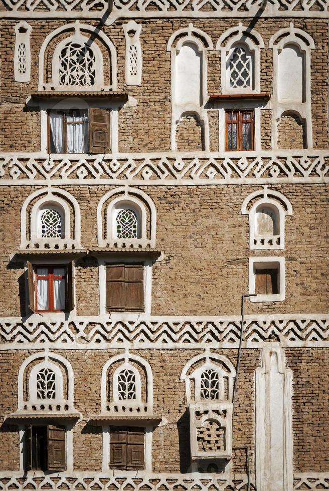 detalhes de projeto de arquitetura tradicional do Iêmen em edifícios históricos da cidade de Sanaa, no Iêmen foto