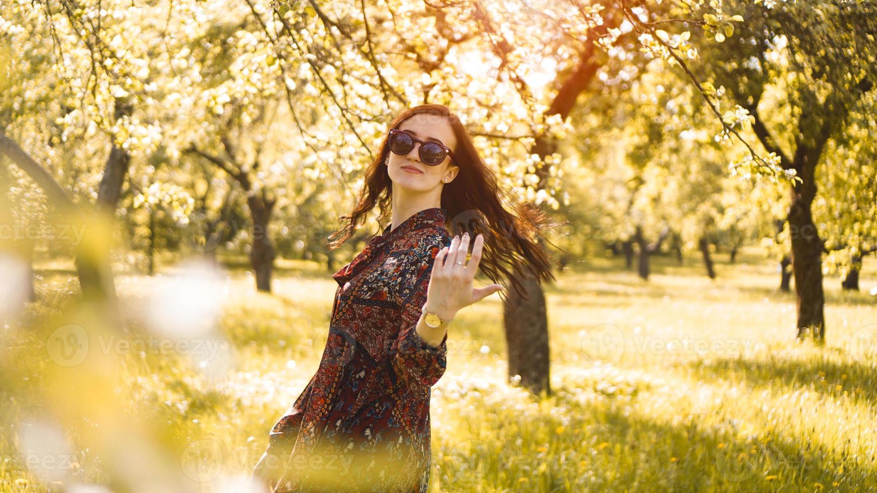 mulher sorridente de verão com óculos escuros foto