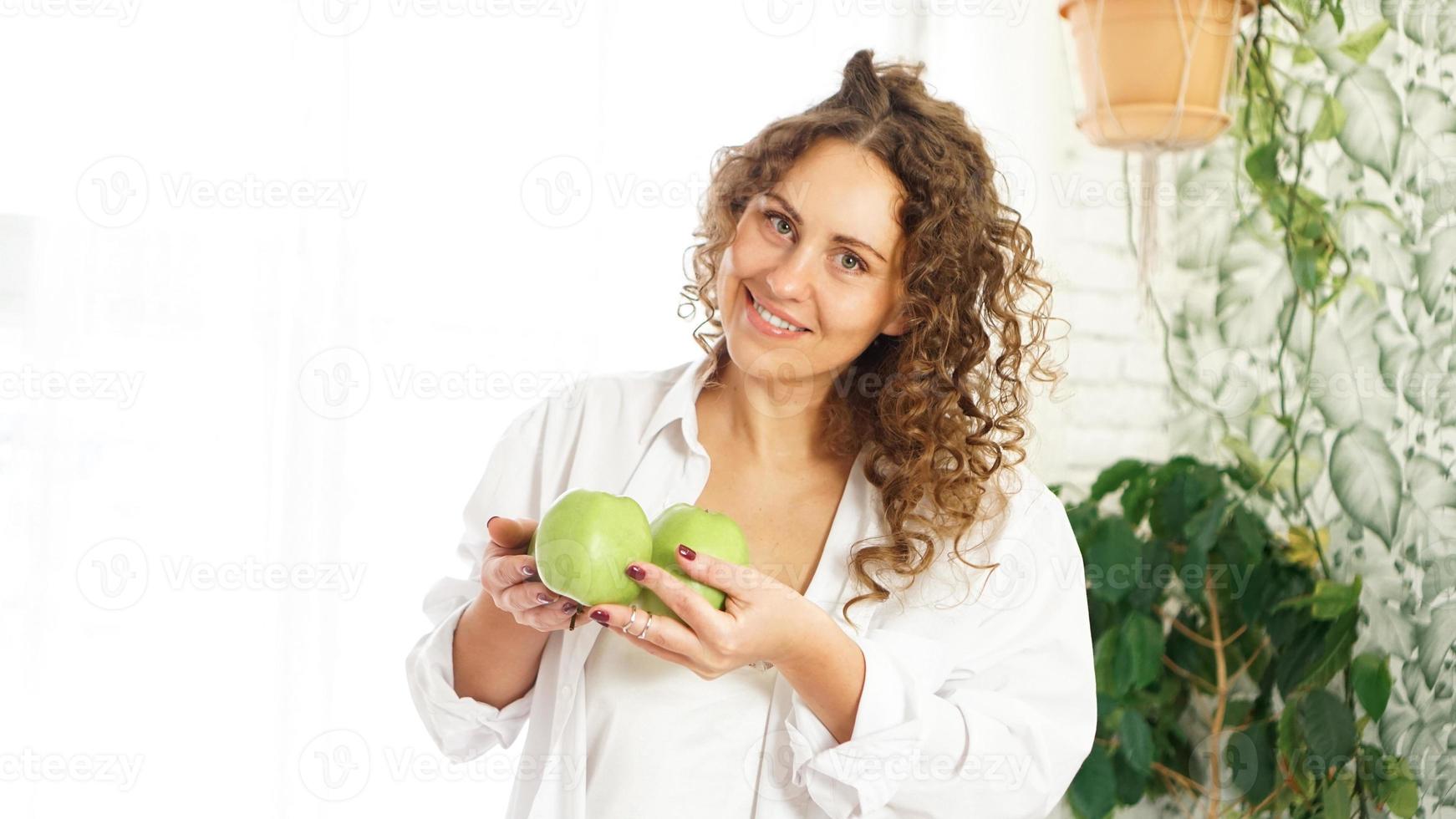 mulher sênior com maçãs. dieta. estilo de vida saudável. foto