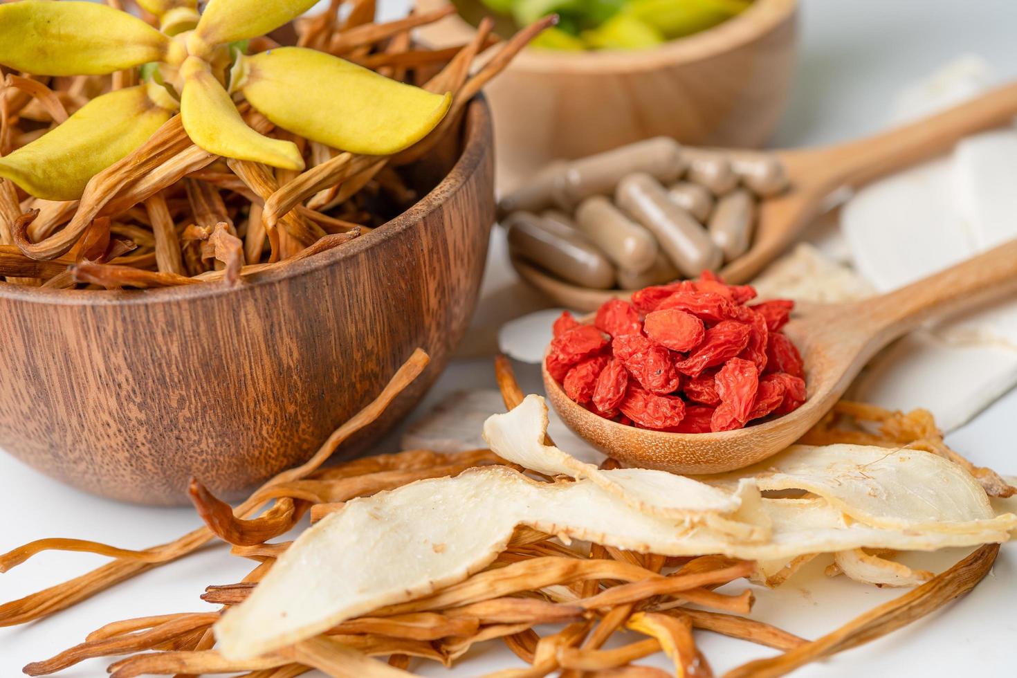 erva chinesa com bagas de goji para uma boa saúde. foto