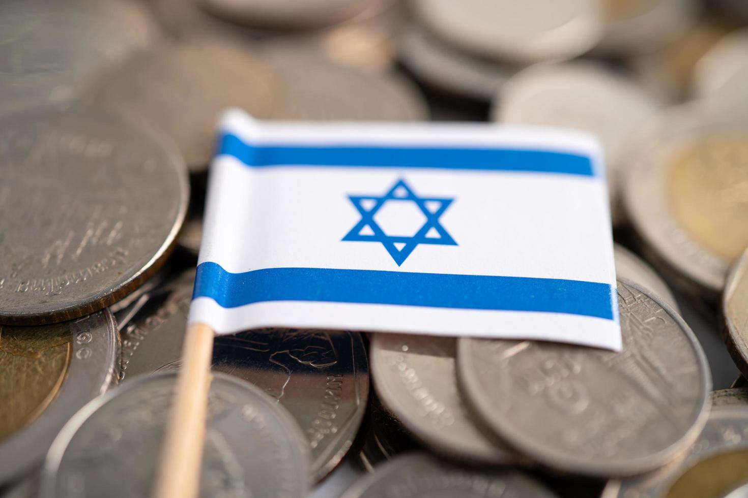 pilha de moedas com a bandeira de israel, conceito de finanças. foto