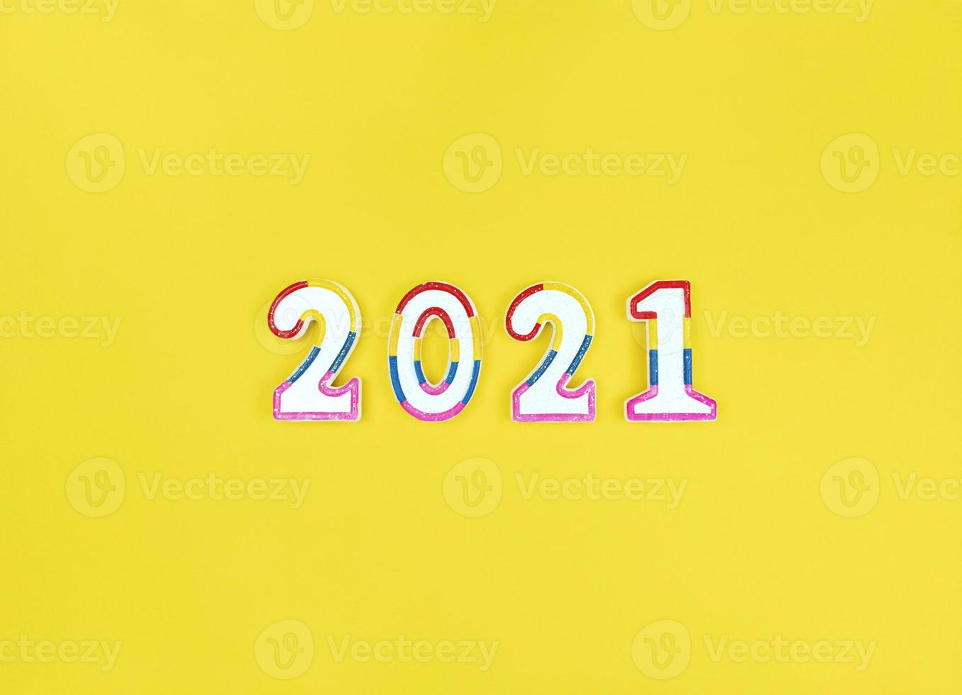 ano novo 2021 figuras em um fundo amarelo. foto