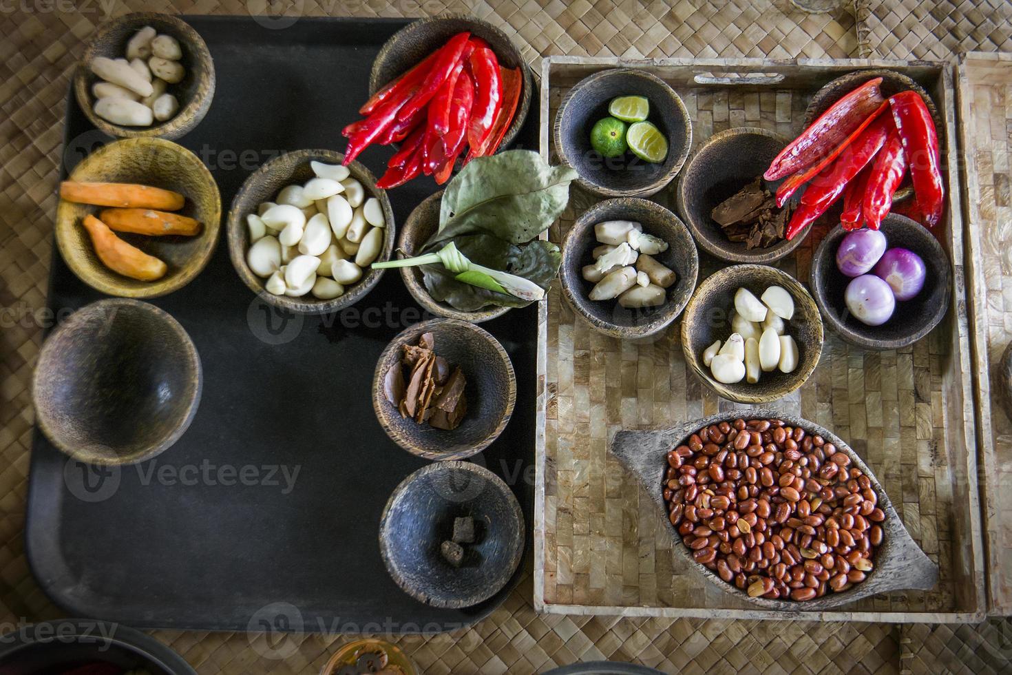 ingredientes tradicionais e ervas para cozinhar alimentos variados foto