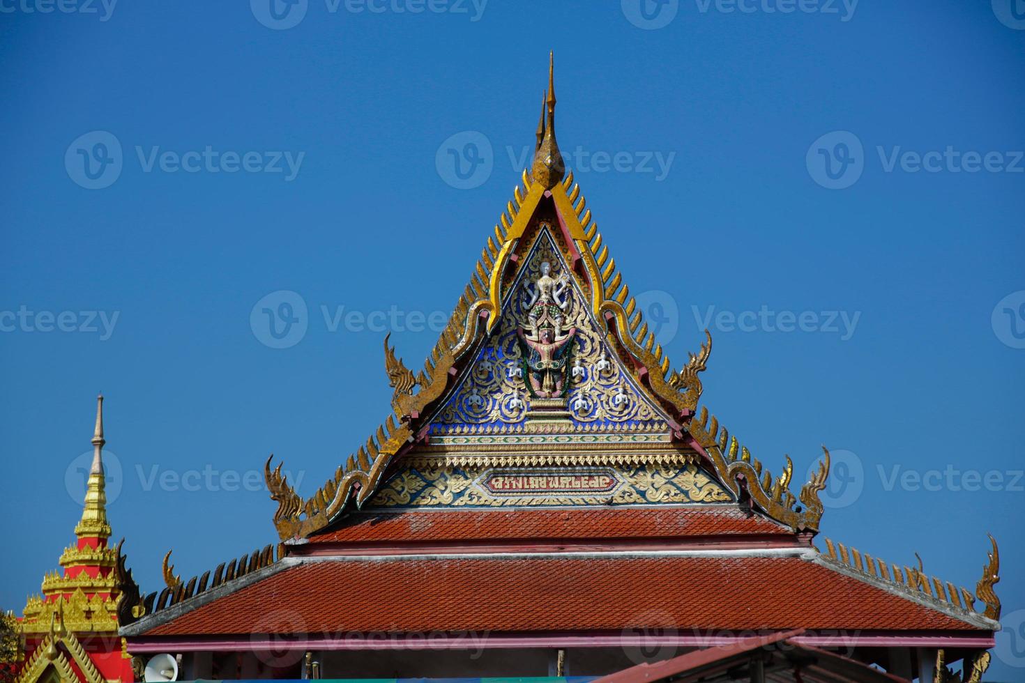 cênica do templo tradicional da Tailândia. foto