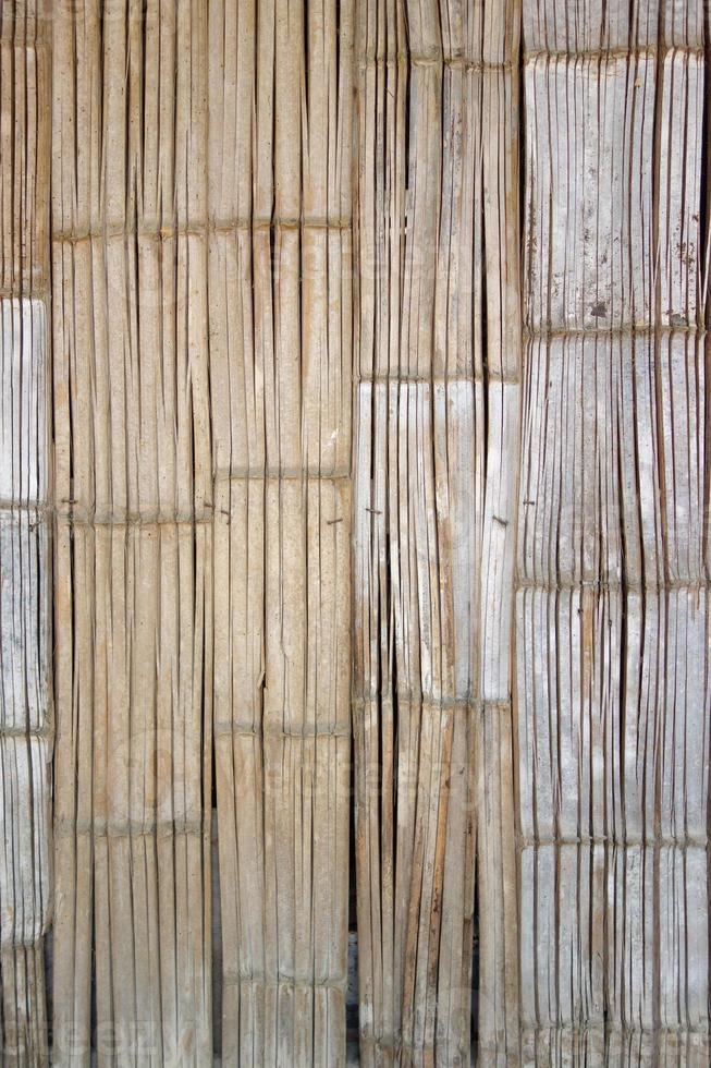 cerca velha de textura de superfície seca de bambu foto