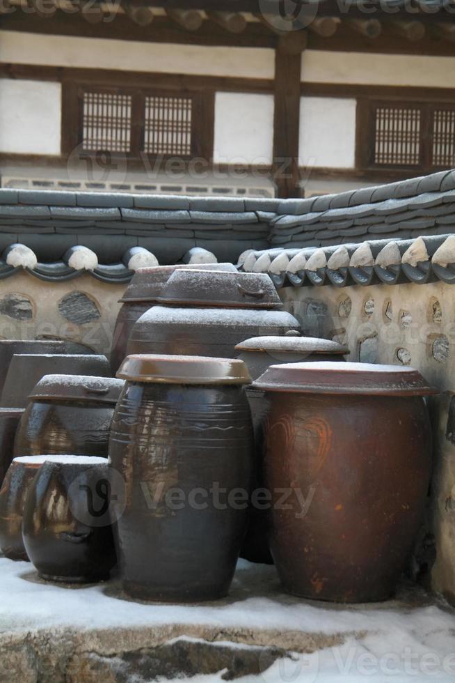 vaso de cerâmica de fermentação tradicional kimchi foto