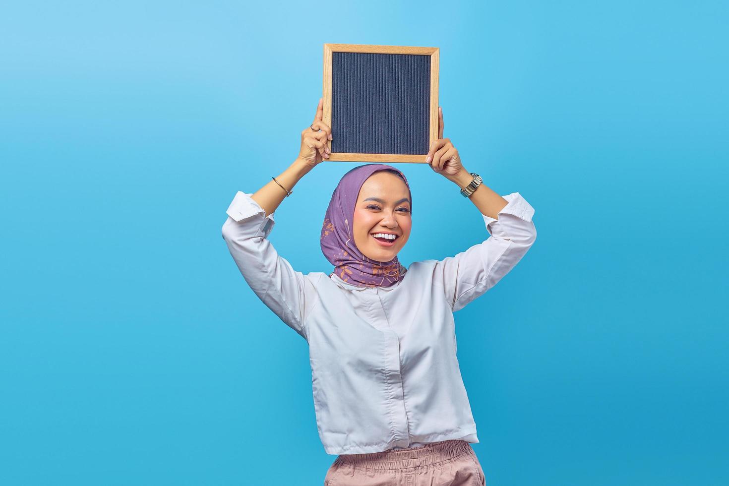 retrato de mulher asiática segurando a prancha com uma expressão sorridente foto