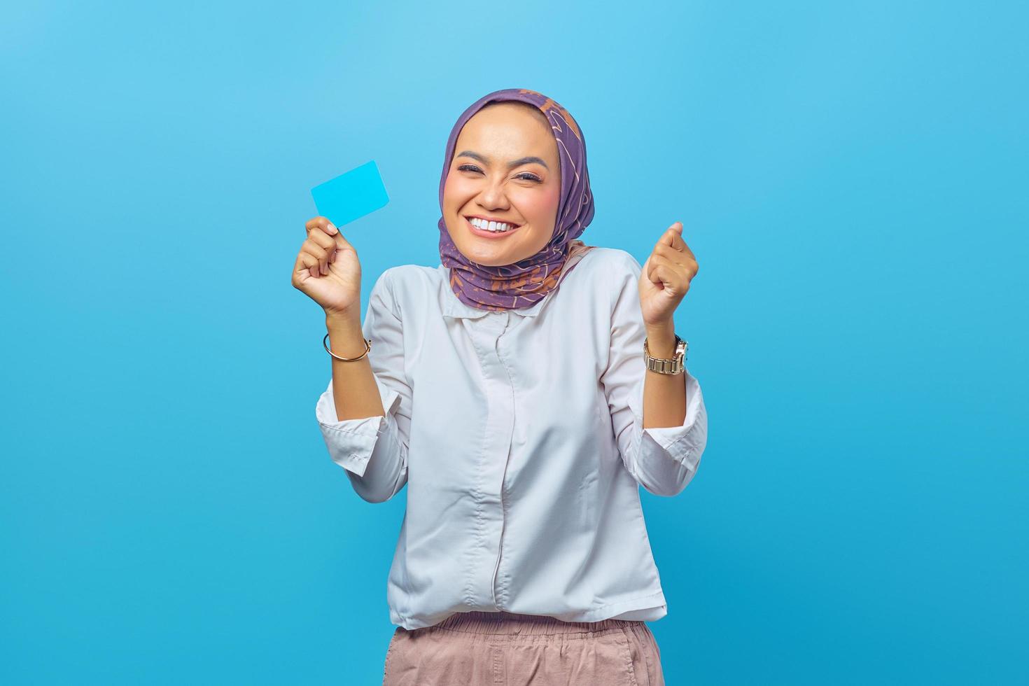 retrato linda jovem asiática sorrindo com cartão de crédito foto