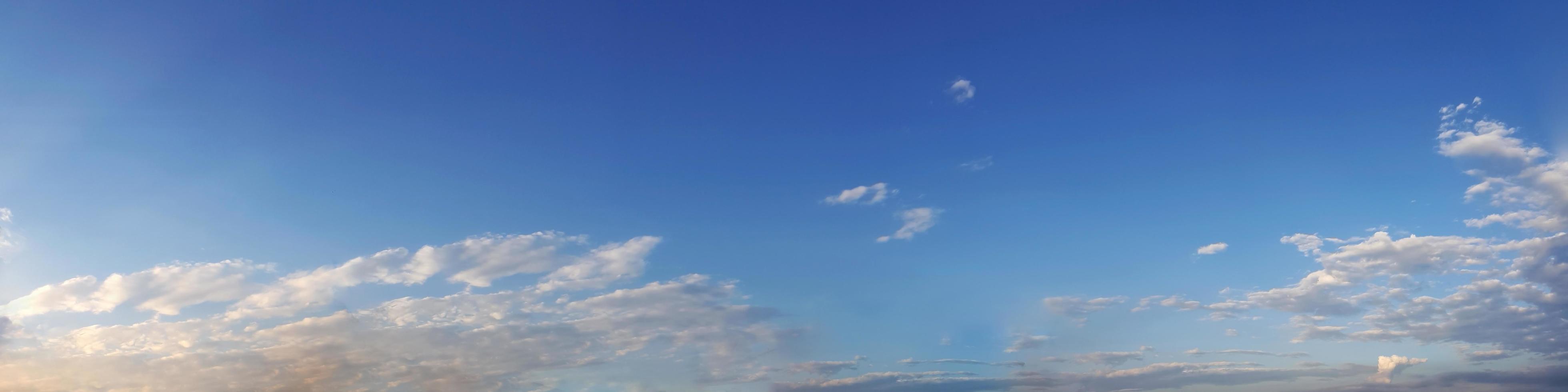 céu panorâmico de cor vibrante com nuvem em um dia ensolarado. foto