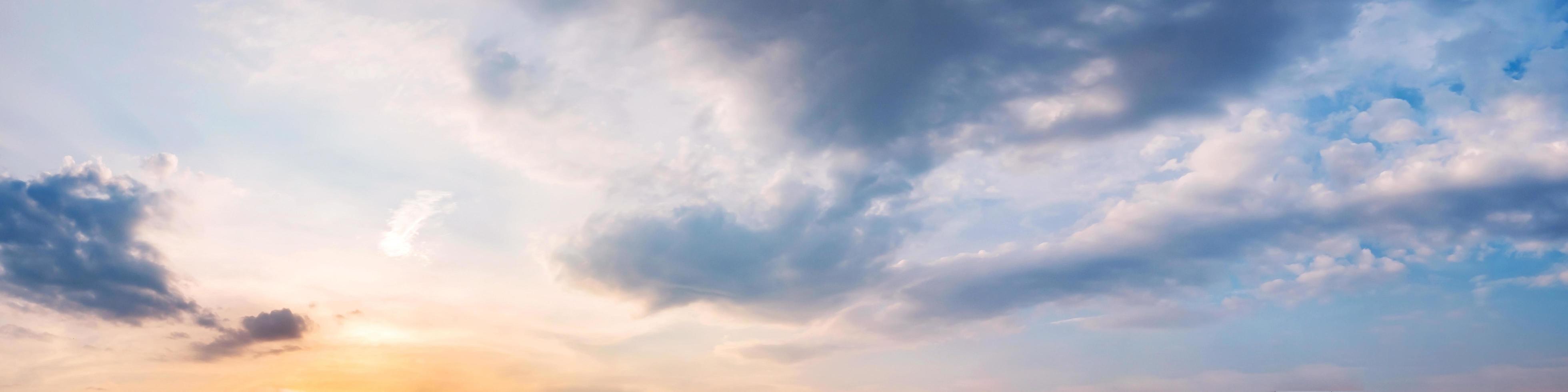 panorama de cores vibrantes dramáticas com belas nuvens foto