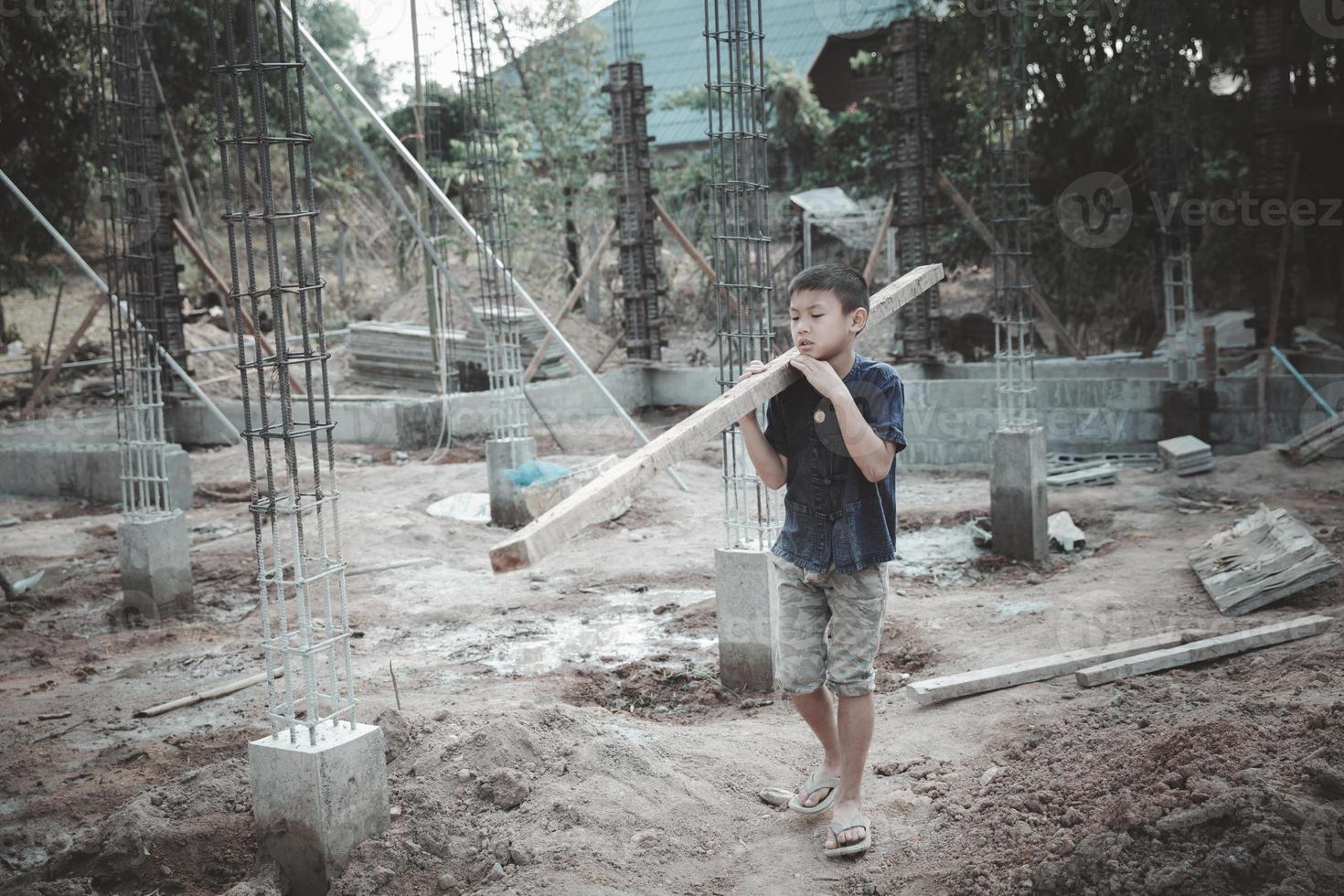 crianças trabalhando no canteiro de obras. foto