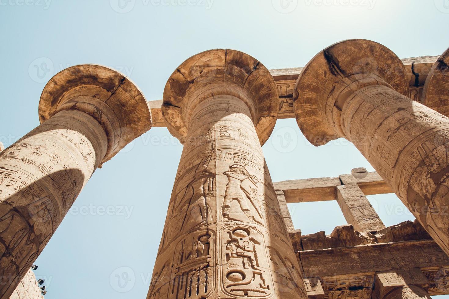 colunas com hieróglifos no templo karnak em luxor, egito. viajar por foto