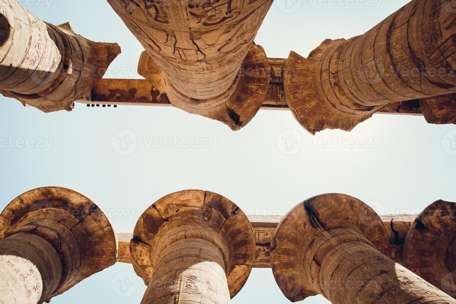 colunas com hieróglifos no templo karnak em luxor, egito. viajar por foto