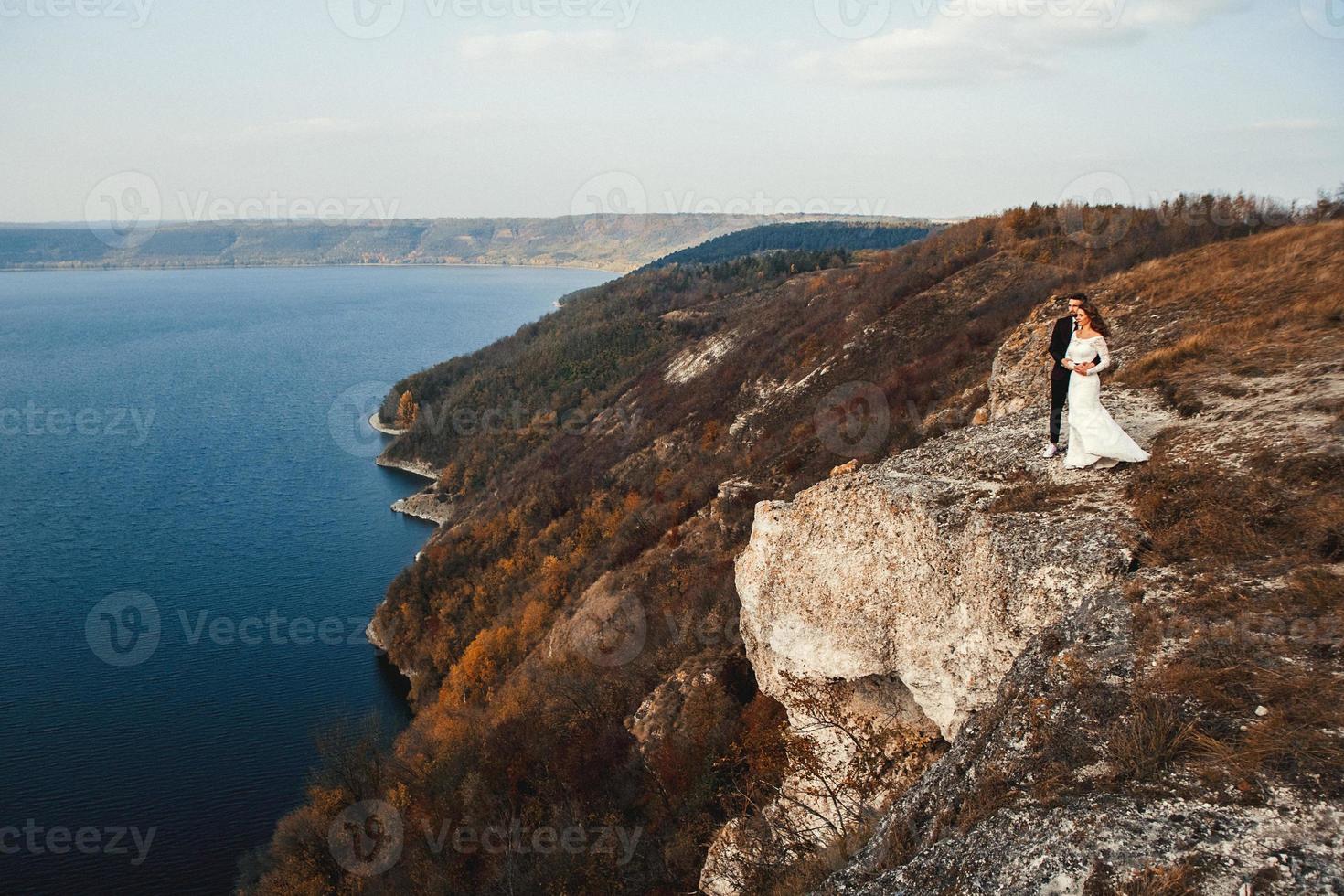 casal se abraçando em uma montanha foto