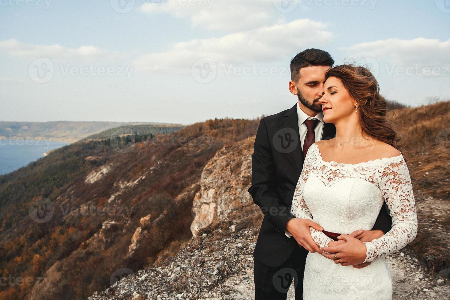 casal de mãos dadas em uma montanha foto