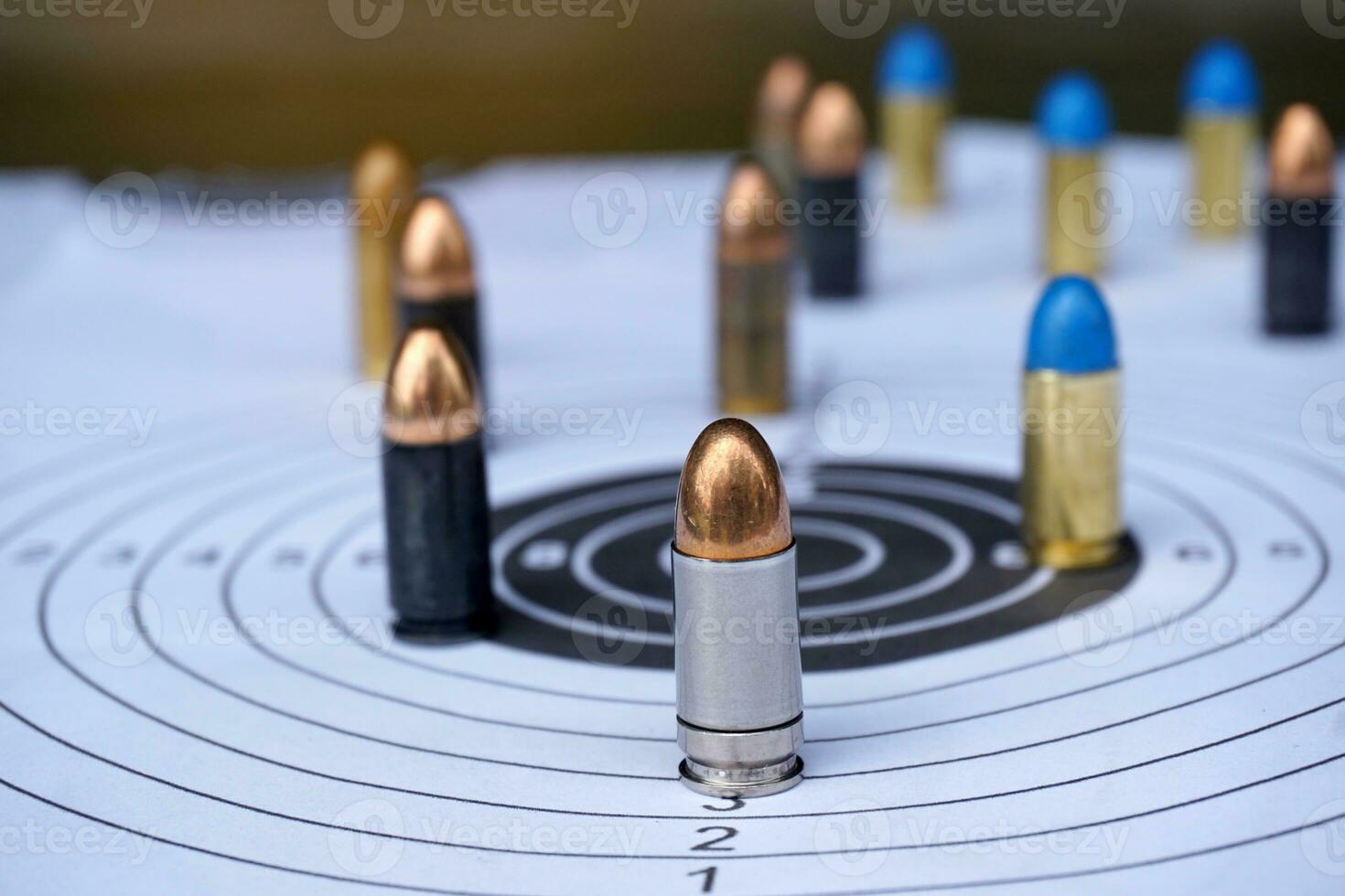 muitos balas em branco papel tiroteio alvo foco em prata bala a dourado bala cabeça às a frente. foto