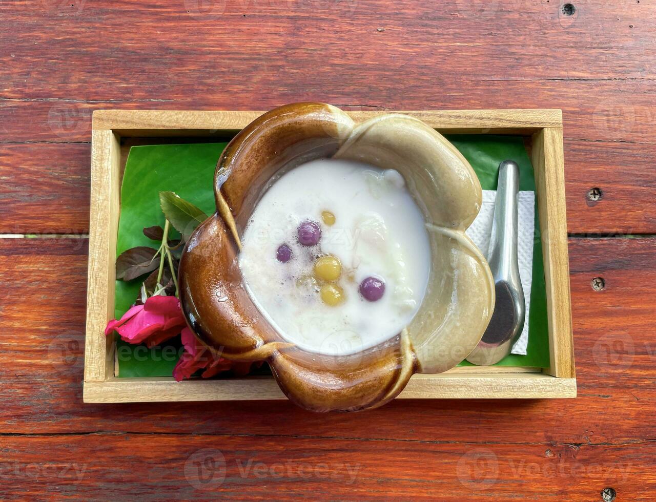 bua loi é uma tailandês sobremesa fez a partir de glutinoso arroz farinha moldado para dentro pequeno, volta pelotas do vários cores. Está doce gosto pode adicionar jovem coco eu no. gelo creme e doce ovos foto