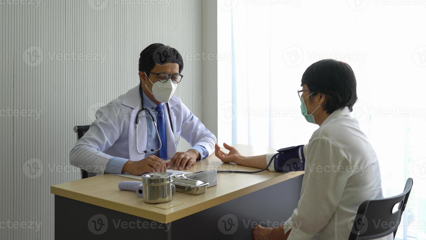 médico medindo a pressão arterial foto