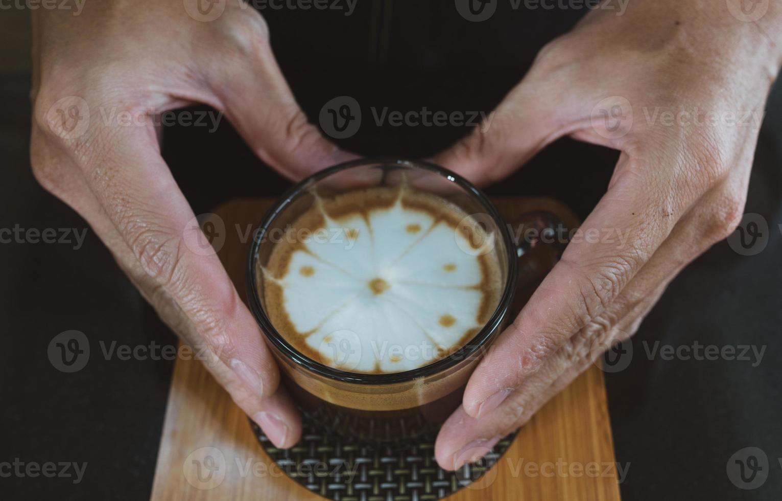 barista servindo um café com leite foto