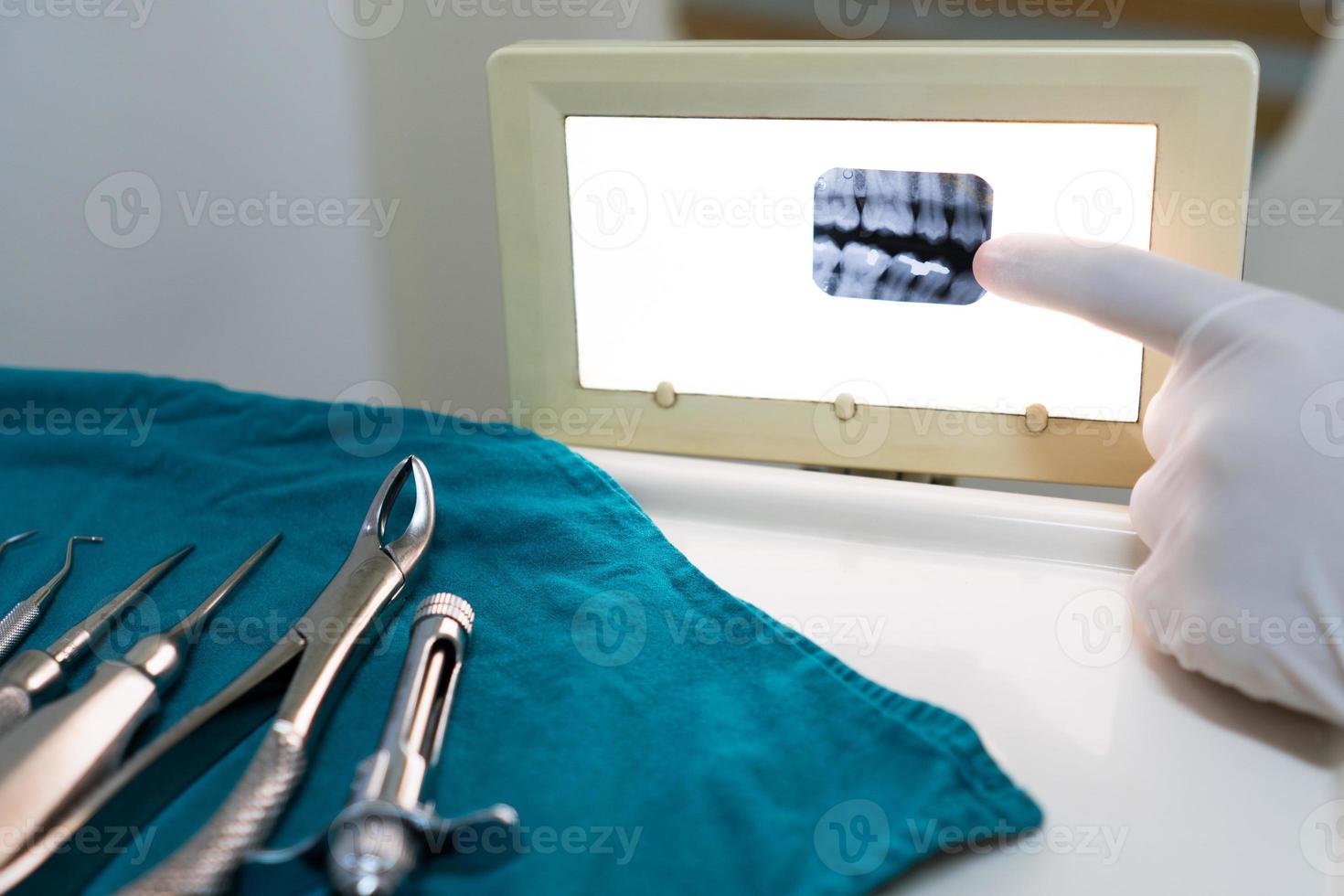 dentista mostrando radiografia de paciente em clínica odontológica foto